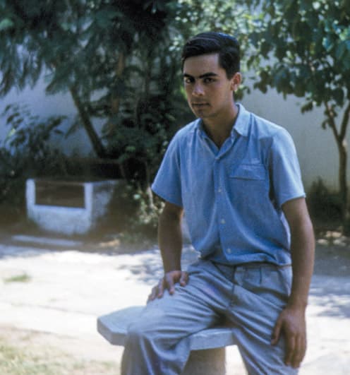 Carlos en su casa de la infancia en San Isidro, de fondo la pecera donde haría sus primeras prácticas de selección animal