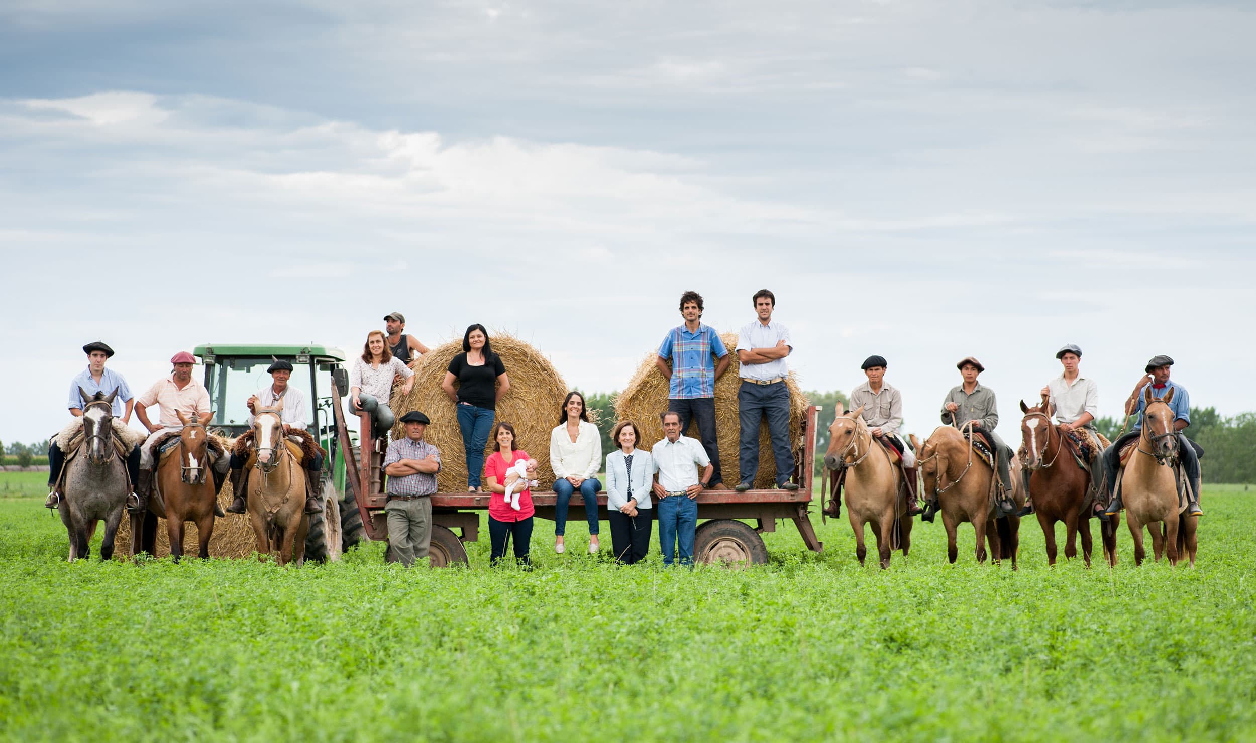 El equipo completo de Casamú en el campo de Atucha